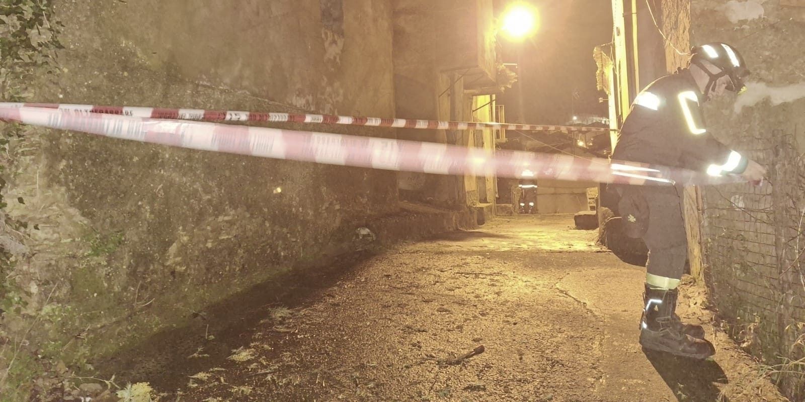 Girifalco, crollano tetto e solaio di un edificio abbandonato – FOTO