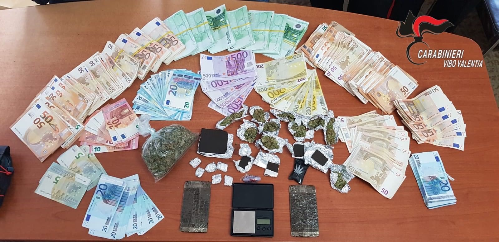 Hashish e marijuana nel vano motore, in manette due fratelli a Nicotera