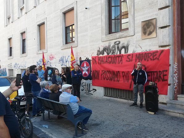 Cosenza in piazza contro la sanità ridotta a «macelleria sociale»