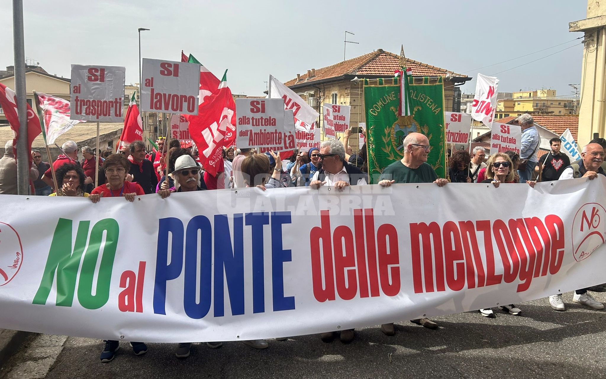 «Basta con le menzogne». Calabresi e siciliani a Villa San Giovanni contro il Ponte sullo Stretto – VIDEO