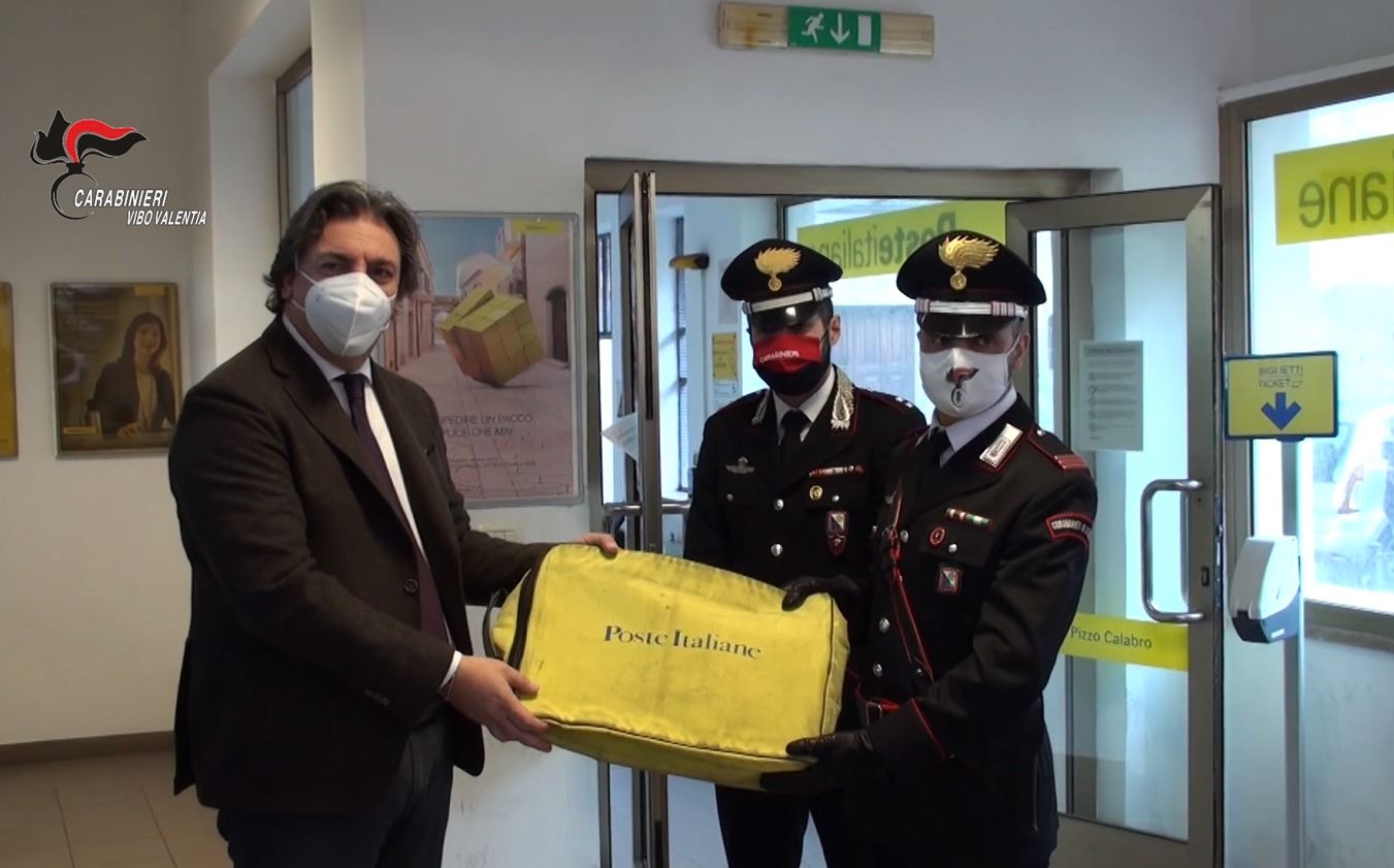 Rapina a Pizzo, i carabinieri riconsegnano il bottino da 60mila euro all'ufficio postale – VIDEO