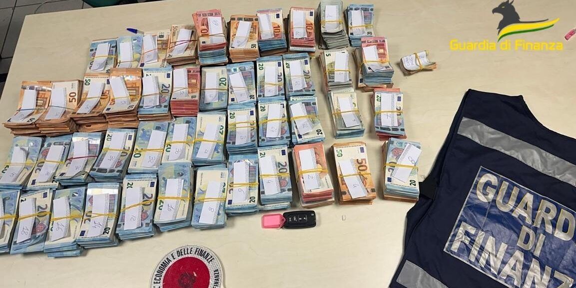 Sequestrati 400 mila euro nel Reggino. Erano nascosti nell’intercapedine di un’auto