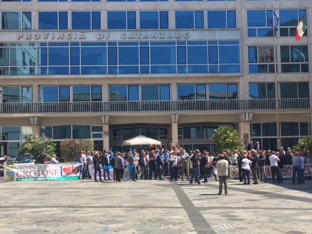 Province, lavoratori in piazza: «Servono 50 milioni» – VIDEO