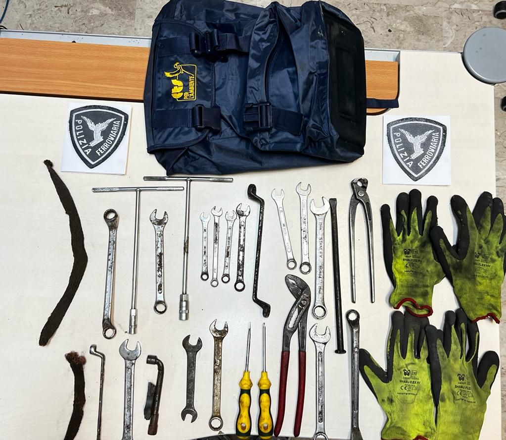 Beccati a rubare nello scalo merci di Villa, in tre in manette