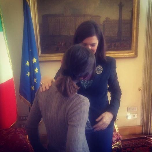 Boldrini abbraccia Denise: «È un simbolo di coraggio»