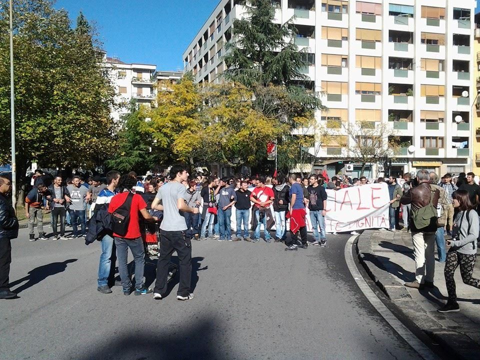 Studenti in piazza a Cosenza, giornata di disagi