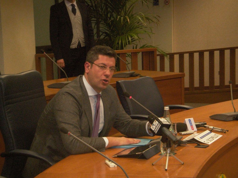 Scopelliti: «Calabria in controtendenza» Il Pd nazionale: «Preoccupazione per Catanzaro»