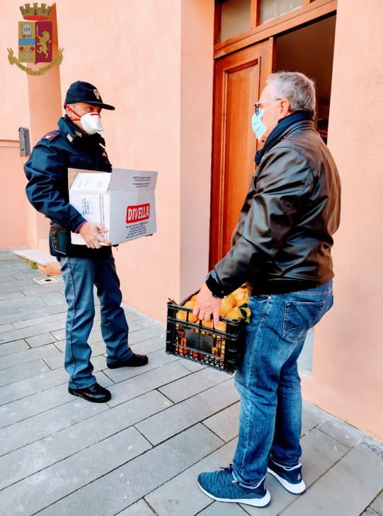 Coronavirus, chiede aiuto alla polizia di Vibo: «Non ho nulla da mangiare»