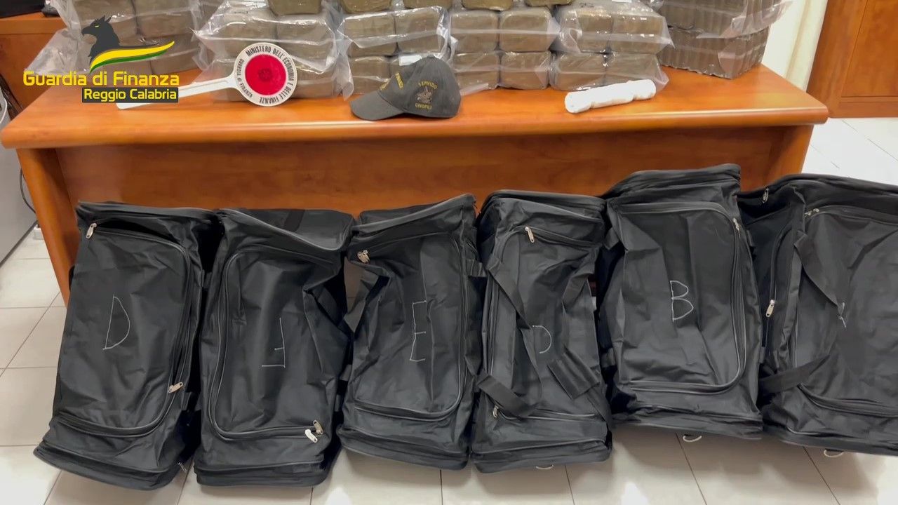 Agli imbarcaderi di Villa San Giovanni con 6 borsoni di hashish, in manette un 46enne romano – VIDEO