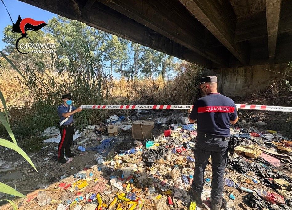 Discarica abusiva a cielo aperto su un terreno demaniale, la scoperta a Rizziconi