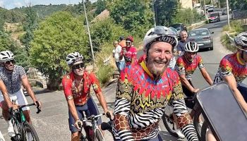 Jovanotti attraversa la Calabria in bici. Il grande abbraccio della gente – VIDEO