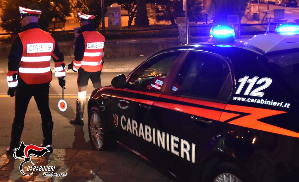Minaccia l’ex amante di rivelare tradimento e foto intime, arrestata per estorsione