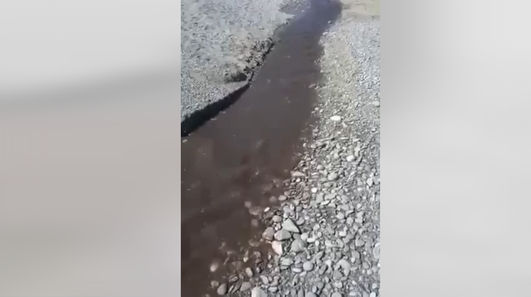 Liquami dal torrente finiscono in mare a Torremezzo: un’emergenza che non finisce mai