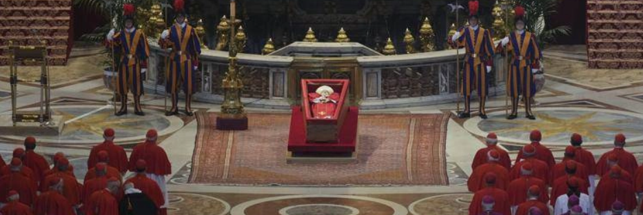 Papa Francesco, salma a San Pietro: fedeli in fila