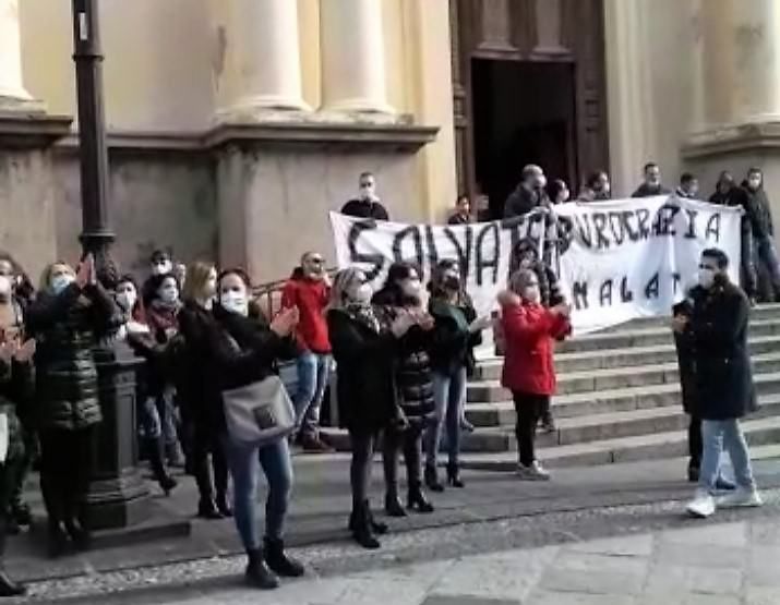 Clinica Sant’Anna, protestano i dipendenti: «Bloccati 20 milioni per prestazioni già erogate»