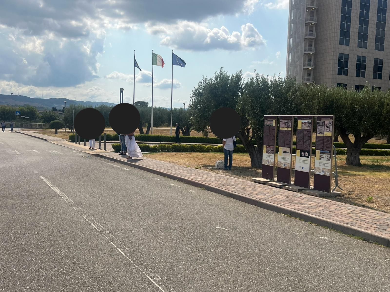 Cittadella regionale, fermata autobus inesistente: pendolari sotto la pioggia – FOTO