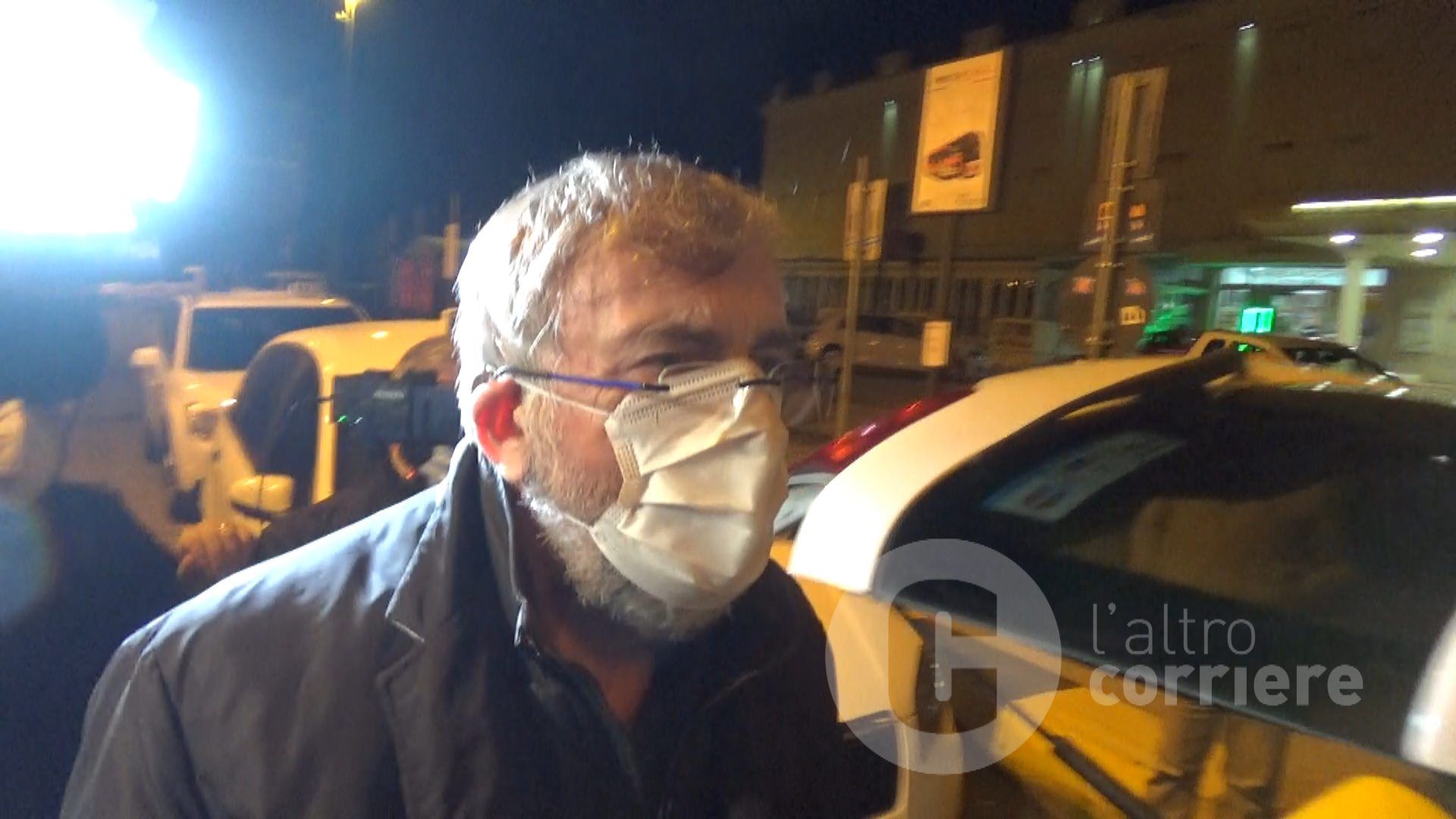 Scena muta di Zuccatelli all'arrivo in Calabria – VIDEO