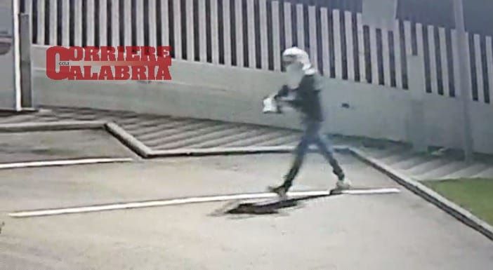 Notte di paura a Rende, ordigno esplode in una concessionaria