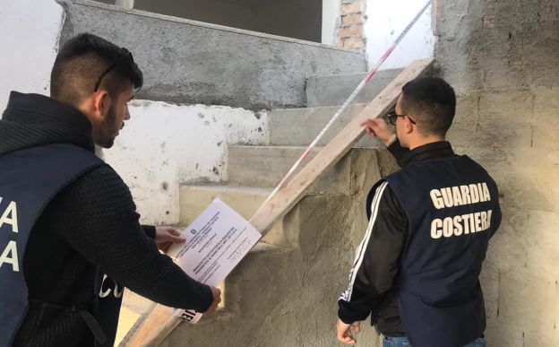 Abusivismo edilizio, la Guardia costiera sequestra parte di un fabbricato