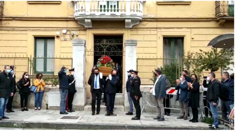 Jole lascia per l'ultima volta la sua casa di Cosenza – VIDEO