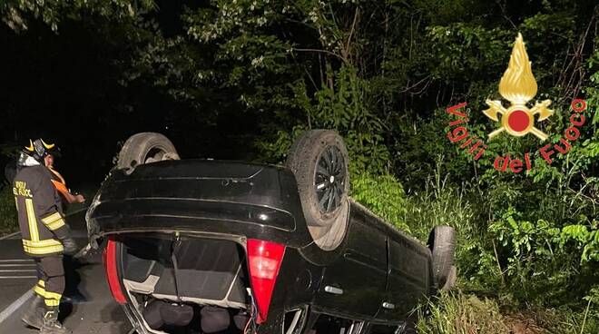 Sbanda con l’auto e si ribalta a Girifalco. Giovane finisce in ospedale