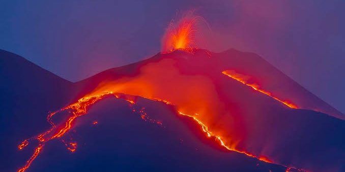 Etna, fontana di lava: voli dirottati