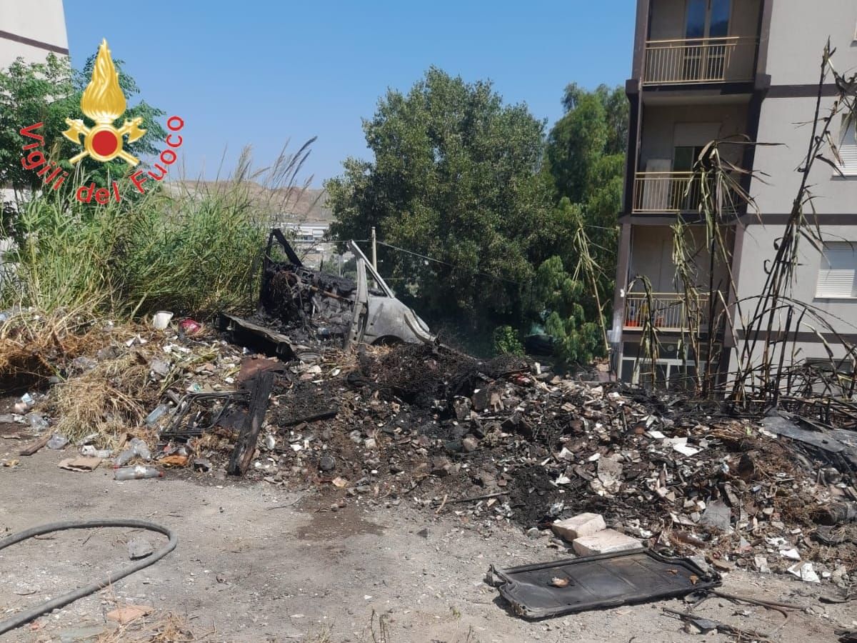 Catanzaro, incendio in una discarica abusiva a Viale Isonzo – FOTO