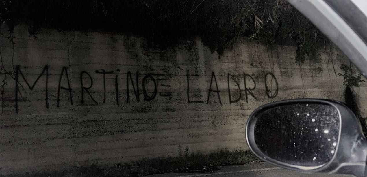 «Martino ladro». Il candidato sindaco di Capistrano denuncia scritte offensive nei suoi confronti