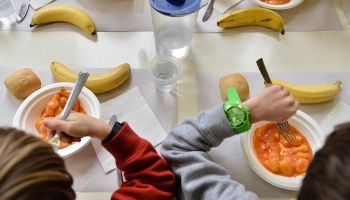Mensa scolastica sospesa a Castrolibero, il Comune spiega: «Colpa del predissesto»