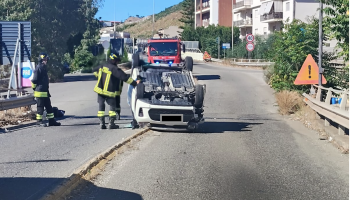Reggio Calabria, perde il controllo dell’auto allo svincolo del porto e si ribalta: tre feriti