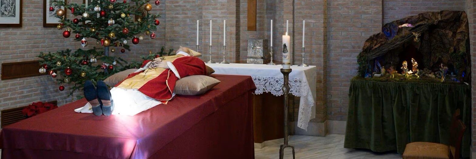 La salma di Papa Ratzinger a San Pietro, l’omaggio di Mattarella e Meloni – FOTO