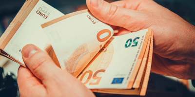 Reddito di cittadinanza con tre false identità, oltre 9mila euro spesi in pasticceria: denunciato nel Vibonese