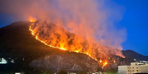 Praia a Mare, l'incendio sul Monte Vingiolo minaccia il Santuario e le case
