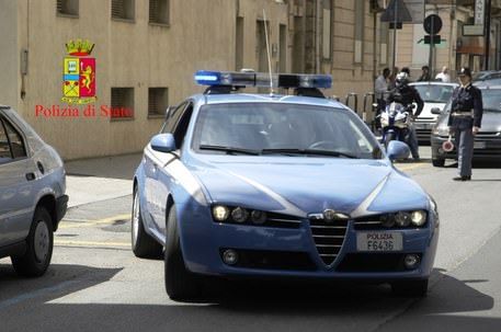 Picchia e minaccia la moglie davanti ai figli, arrestato