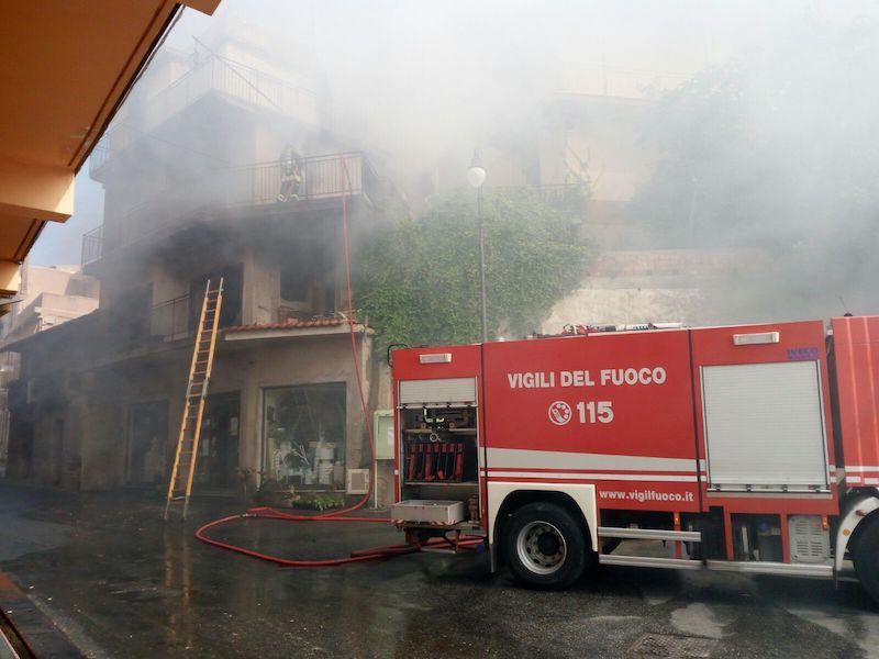 In fiamme un fabbricato a Motta San Giovanni