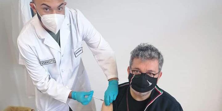 Spirlì: «Finalmente la prima dose di vaccino è toccata anche a me» – FOTO
