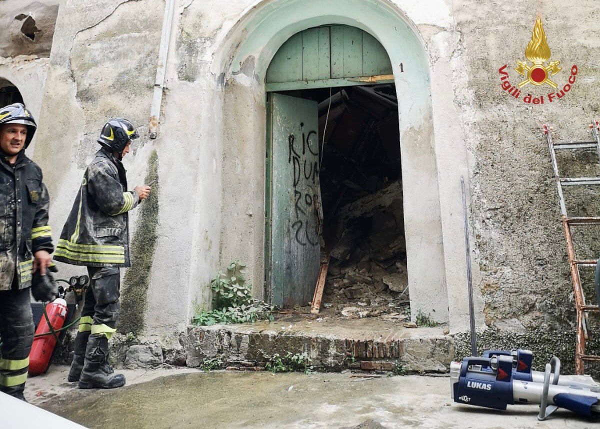 Paura nel centro storico di Corigliano, crolla un edificio: un ferito estratto dalle macerie – FOTO
