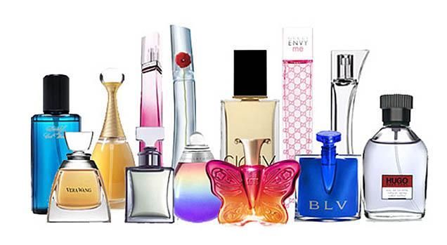 Rubano profumi e aggrediscono un vigilante