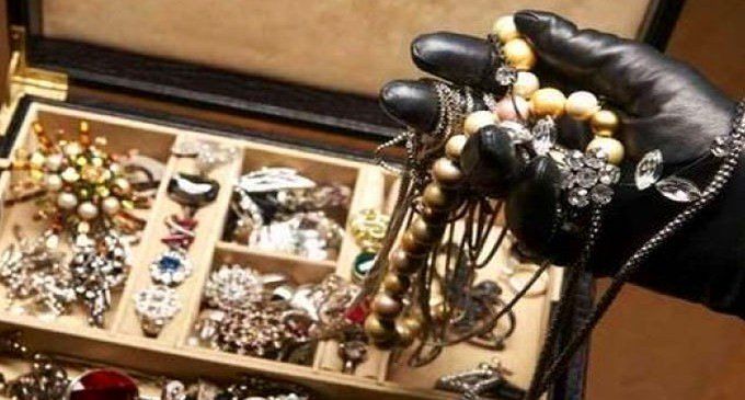 Reggio, assaltano una gioielleria vestiti da finanzieri – VIDEO