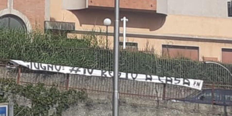 “L’8 e 9 giugno resto a casa”: spunta uno striscione sotto la sede della Cgil Calabria