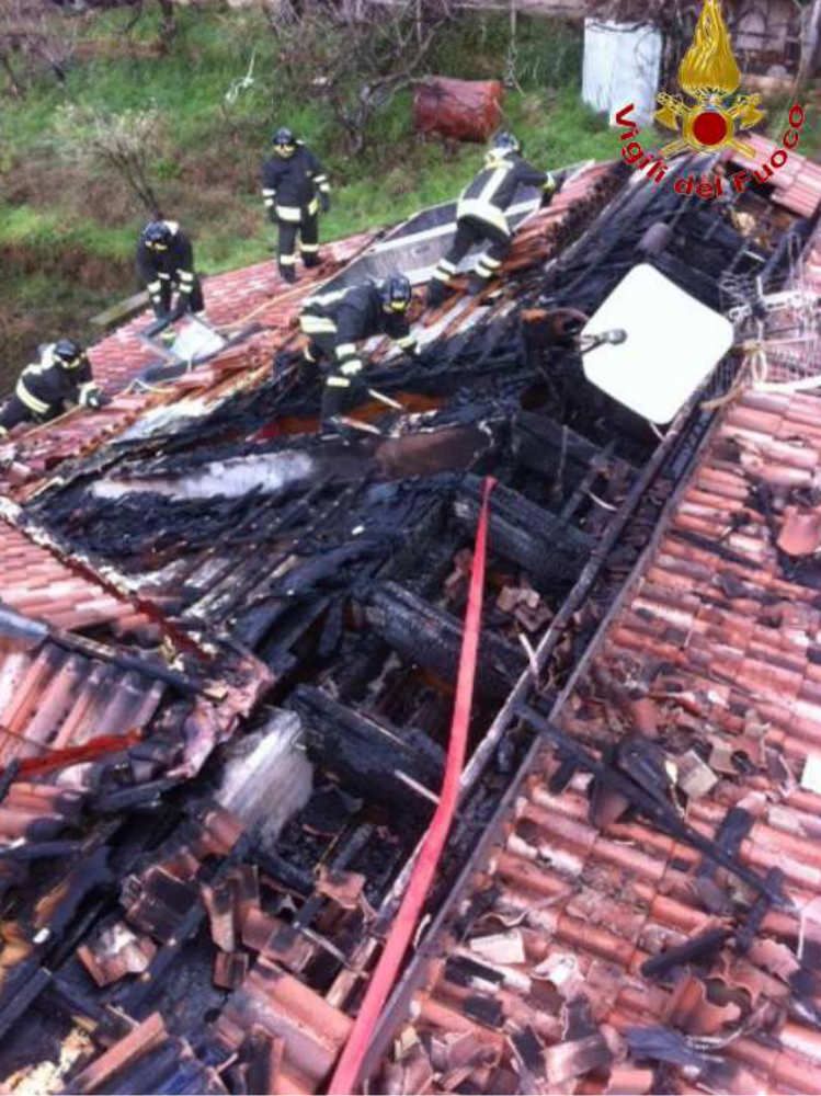 Casole Bruzio, incendio distrugge il tetto di un`abitazione