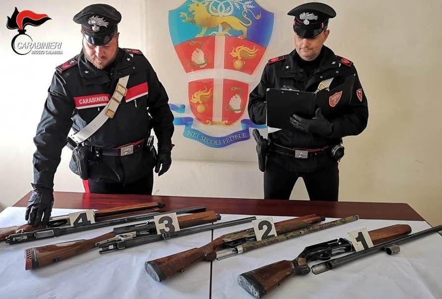 In auto con quattro fucili rubati a Roma, arrestato