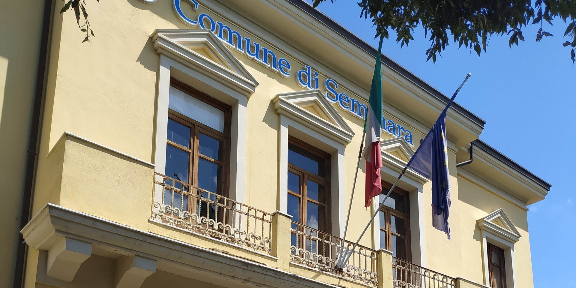 Bombola di gas davanti al Comune di Seminara. Il sindaco: «Atto vergognoso»