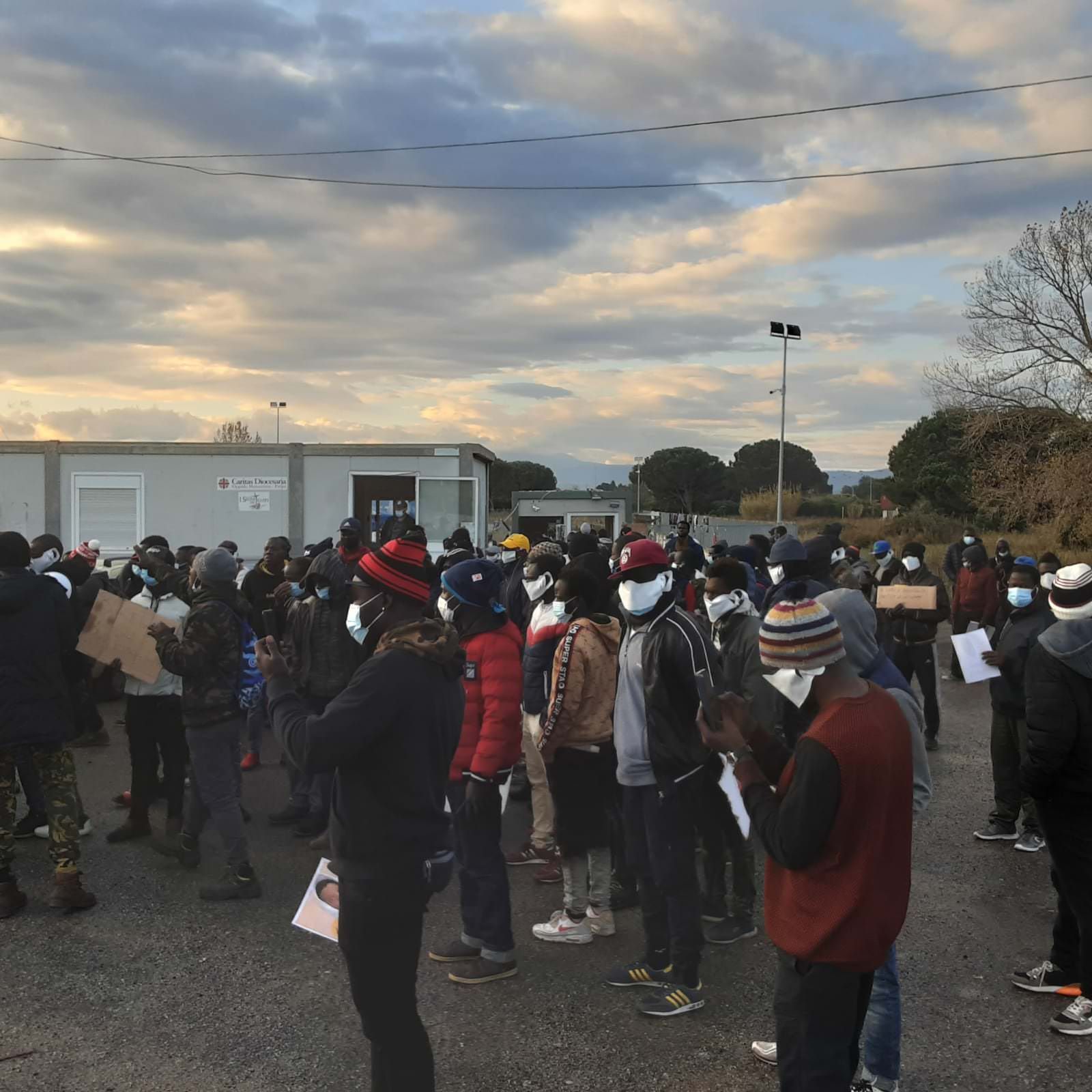 Lo sciopero degli invisibili della tendopoli: «Basta morire ammazzati e sfruttati» – VIDEO E FOTO