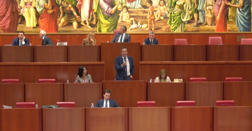 Legge sul “supplente”, tormentata riunione di maggioranza: il centrodestra sul filo del rasoio