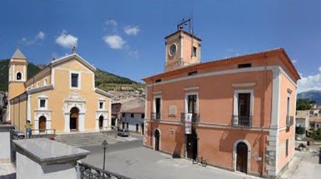 Paura a San Basile, uomo minaccia di darsi fuoco