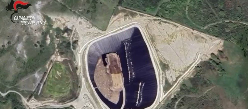 «Disastro ambientale in concorso», cinque indagati: sequestrata la discarica di Scala Coeli – VIDEO