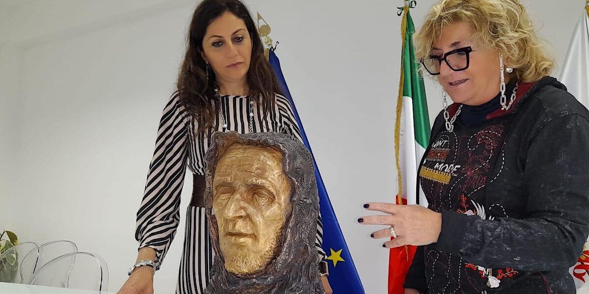 L’artista bolognese Letizia Cucciarelli dona un’opera sull’abate Gioacchino al comune di San Giovanni in Fiore