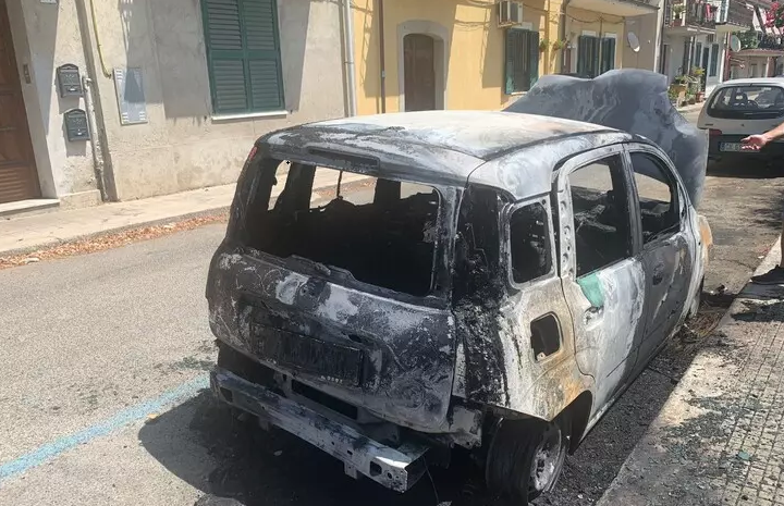 Intimidazione nel Reggino, incendiata l’auto di un ex sindaco