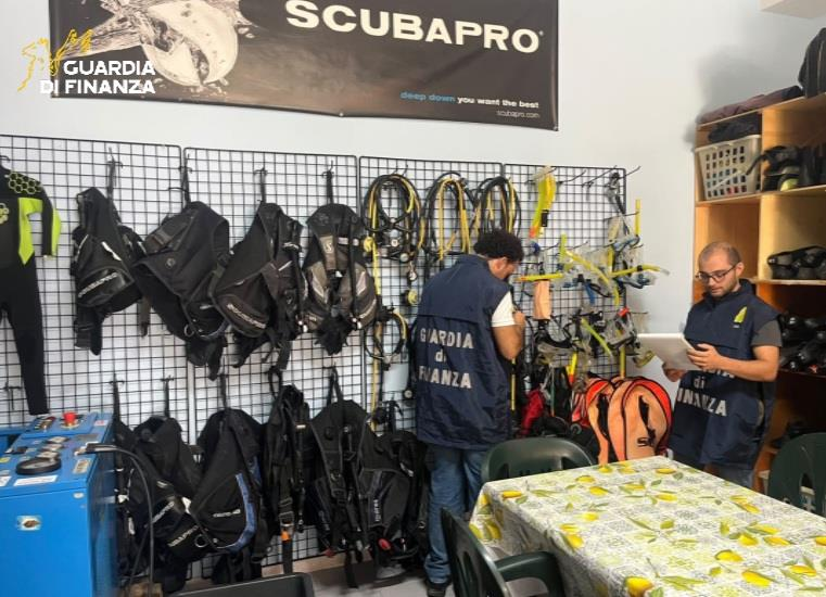 Finti diving per trasportare turisti sulla Costa degli Dei, sequestrate 60 bombole in Calabria